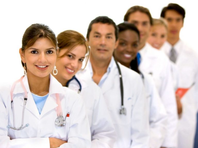 Sute de profesioniști din domeniul medical cer să fie lăsați să muncească în Spania pentru combaterea COVID-19