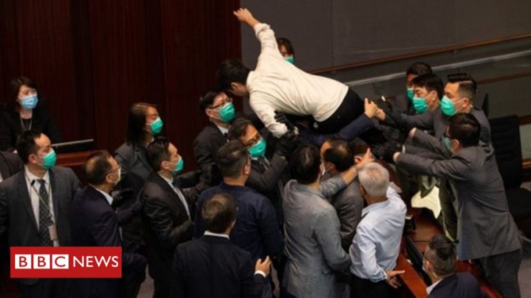 Parlamentarii din Hong Kong s-au luat la bătaie în plen