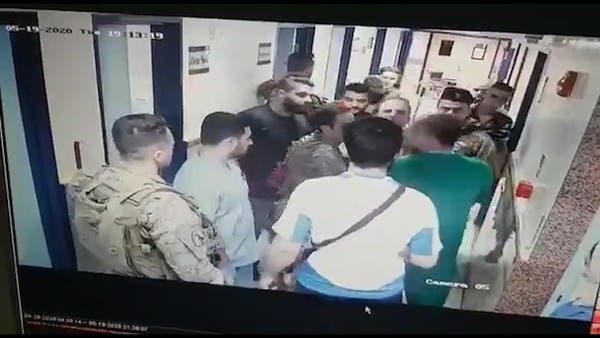 Libanezii ‘au luat foc’ după ce mai mulţi militari au bătut un medic în mijlocul spitalului – VIDEO