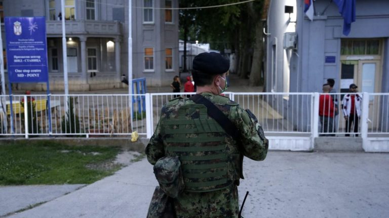Serbia trimite armata să păzească cu mitraliere o tabără de migranți – VIDEO
