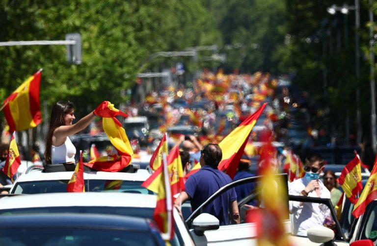 Chemați de extrema dreaptă, mii de spanioli protestează împotriva premierului Pedro Sanchez