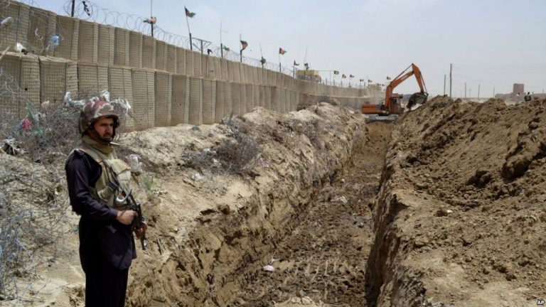 Pakistanul construieşte un gard de-a lungul frontierei cu Afganistanul