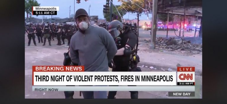 Echipa CNN arestată în timp ce transmitea de la protestele din Minneapolis, eliberată după mai puţin de 2 ore
