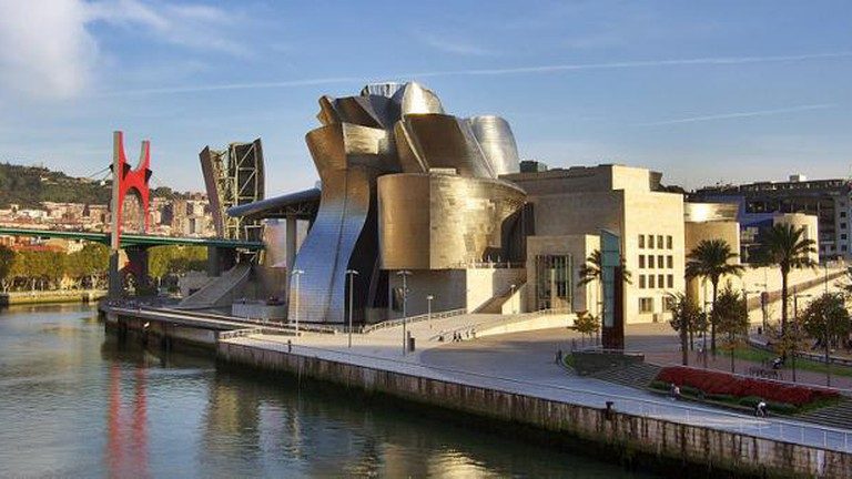 Relaxare PRUDENTĂ în Spania! Muzeul Guggenheim și-a redeschis porțile