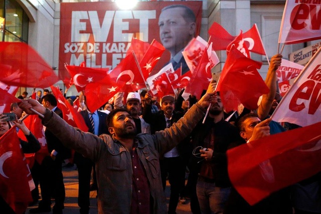 Turcii nu mai vor în UE, dezamăgiţi de islamofobia care a cuprins blocul comunitar