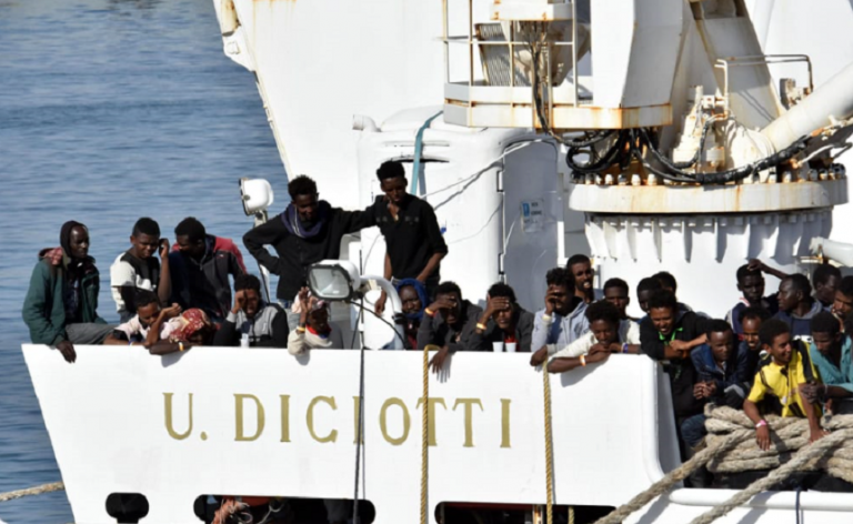 Migranții blocați pe nava Diciotti au intrat în greva foamei