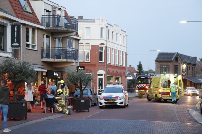 O mașină a intrat cu viteză într-o terasă din Olanda! Șase oameni sunt răniți!