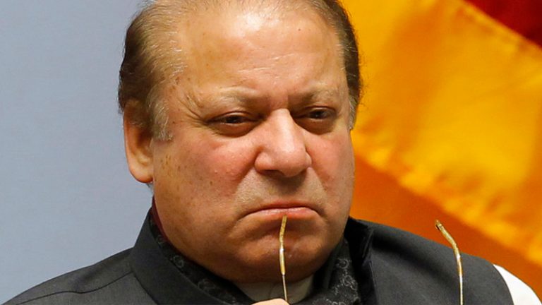 Implicat într-un scandal de corupţie, fostul premier pakistanez s-a prezentat la tribunal