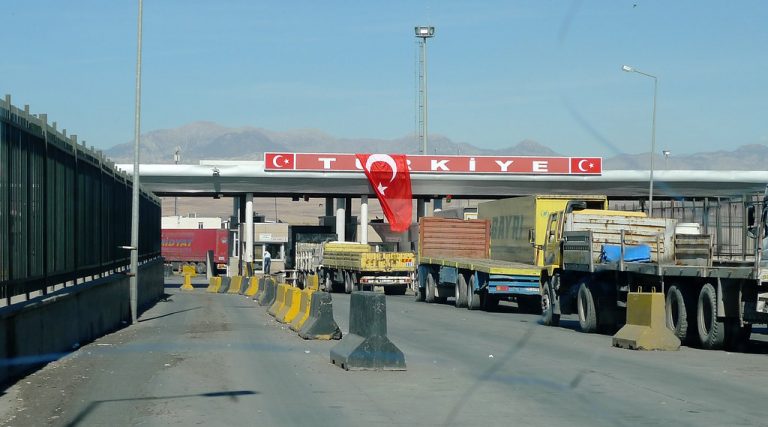Turcia își redeschide frontierele cu Iran şi Irak