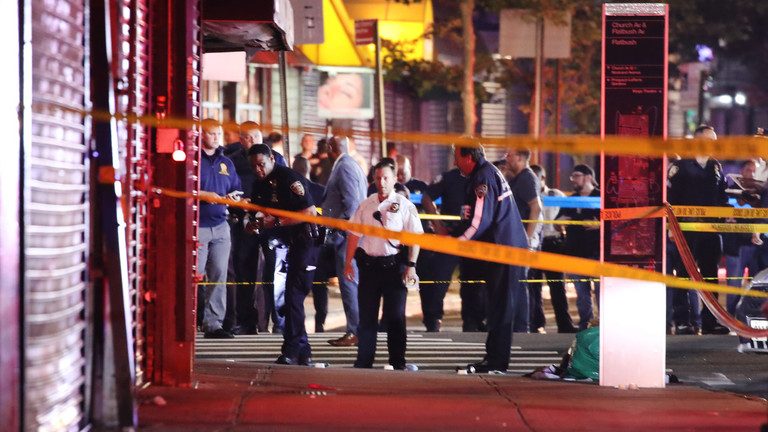 Vestul Sălbatic s-a mutat în Brooklyn! Trei polițiști au fost răniți!