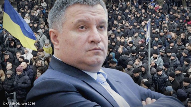 Sute de ucraineni cer DEMISIA ministrului de interne