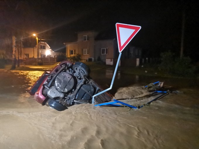 Inundaţii şi accidente provocate de ploile abundente şi furtunile din Republica Cehă