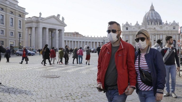 Masca de protecție redevine obligatorie în exterior în toată Italia