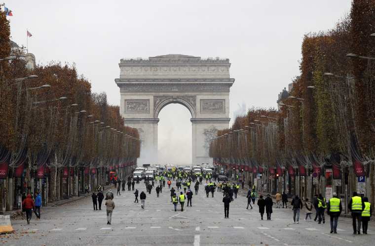 Drapelul Uniunii Europene a fost înlăturat de pe Arcul de Triumf din Paris