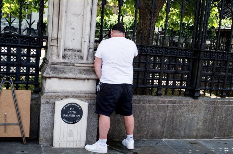DERBEDEUL care a urinat pe placa comemorativă a unui polițist ucis în Londra a fost INCULPAT