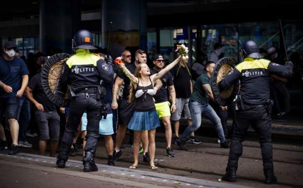 Poliția olandeză dă vina pe huliganii din galerii pentru violențele petrecute în Haga