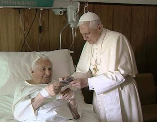 Benedict al XVI-lea s-a întors la Roma după ce și-a vizitat fratele grav bolnav