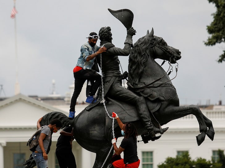 Protestatarii americani au încercat să dea jos statuia lui Andrew Jackson – VIDEO