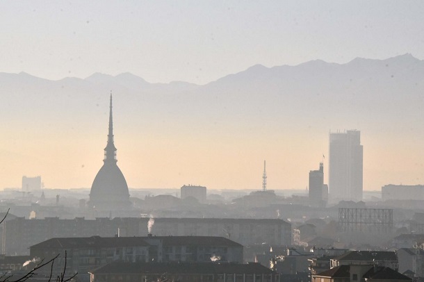 ALERTĂ de smog în Italia: ‘Ţineţi ferestrele ÎNCHISE!’, cere primăria din Torino