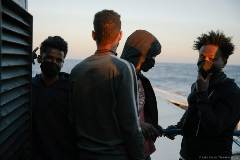 28 de migranţi salvaţi din mare au ajuns cu coronavirus în Italia