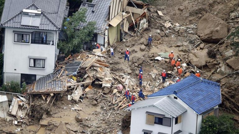 Opt oameni au murit în inundaţiile şi alunecările de teren din Japonia