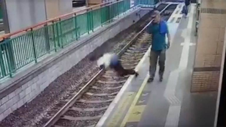 Imagini ŞOCANTE. Un bărbat aruncă cu sânge rece o femeie pe şinele de cale ferată – VIDEO