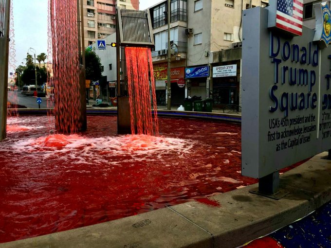 Fântâna arteziană din Piaţa Donald Trump a fost umplută cu sânge fals – VIDEO
