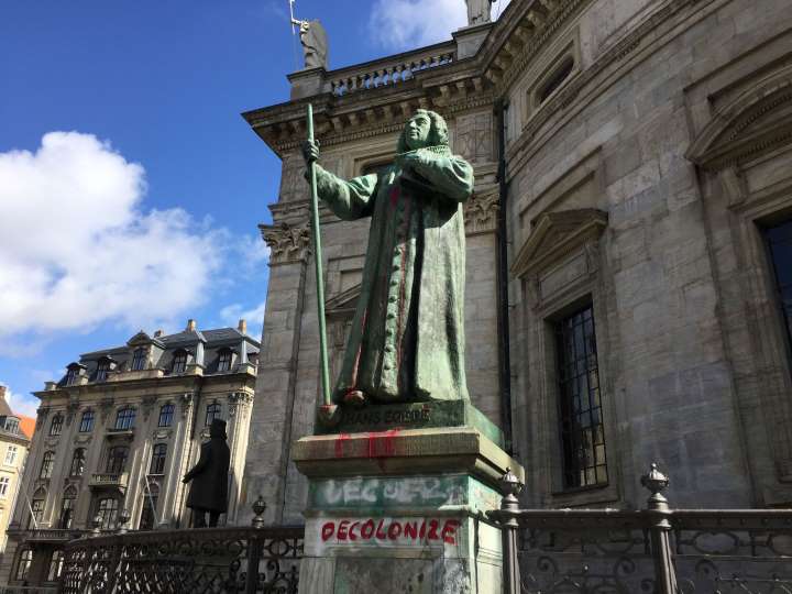 ‘Isteria statuilor’ cuprinde şi Danemarca