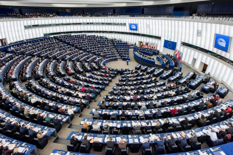 Parlamentul European a adoptat rezoluţia care pune la colţ România
