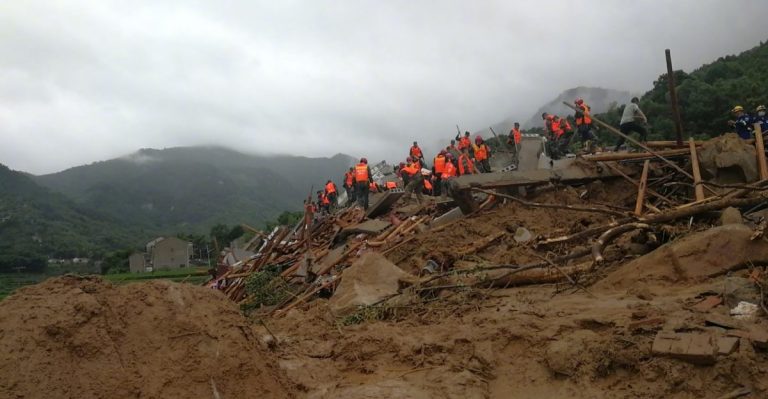 Cinci morţi şi nouă dispăruţi după o alunecare de teren în China