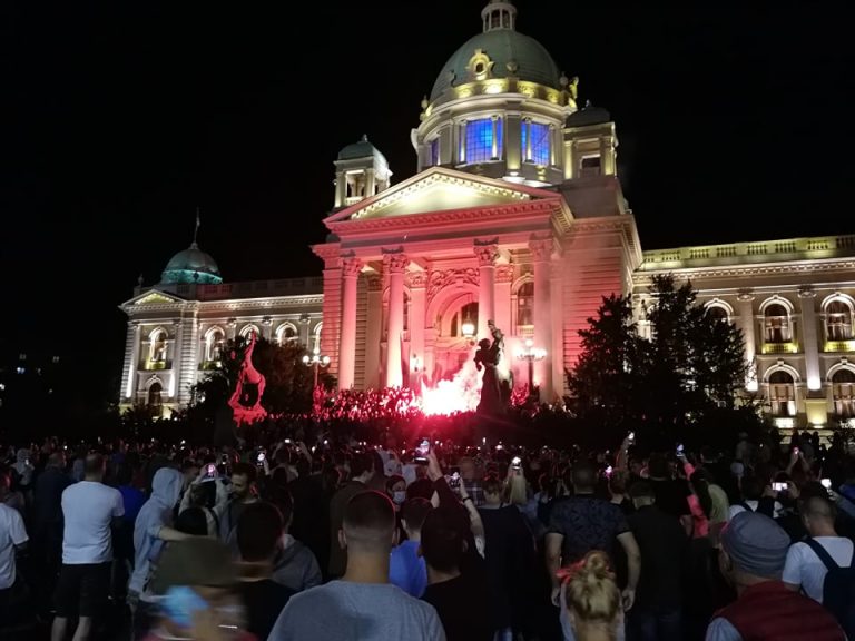 Sârbii nu mai suportă restricţiile! Parlamentul de la Belgrad a fost asaltat de protestatari – VIDEO