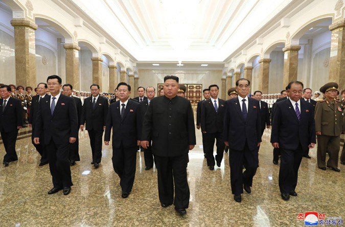 Kim Jong Un a vizitat mausoleul Kumsusan din Phenian