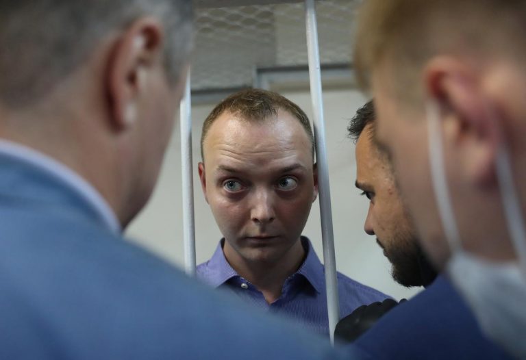 Un cunoscut jurnalist de investigaţie rus este judecat pentru TRĂDARE