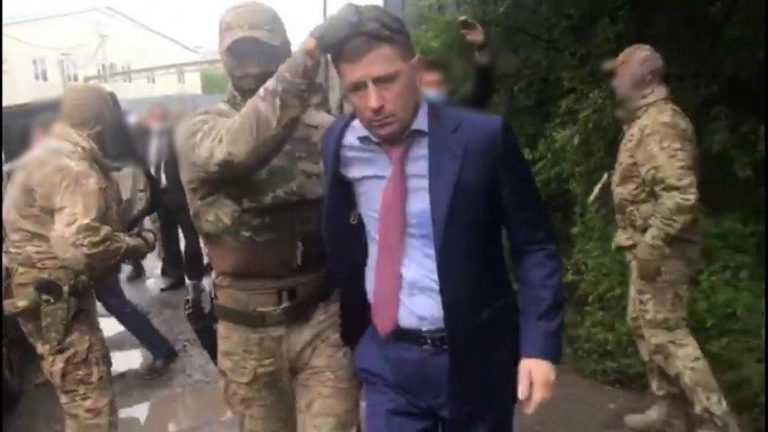 Guvernatorul din Habarovsk a fost ARESTAT pentru crimă organizată şi tentativă de omor – VIDEO
