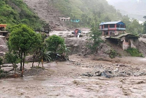 Inundații și alunecări de teren în estul Nepalului. Muncitorii care lucrau pe șantierul unei hidrocentrale au dispărut
