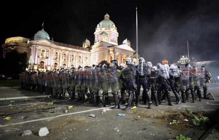 Noi incidente violente la Belgrad: Sute de persoane au încercat să ia cu asalt clădirea Parlamentului