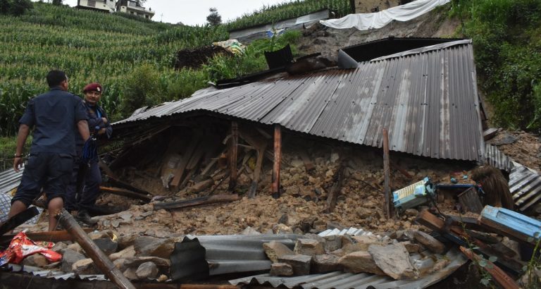 22 de morţi şi 10 răniţi, ultimul bilanţ al unei alunecări de teren din vestul Nepalului