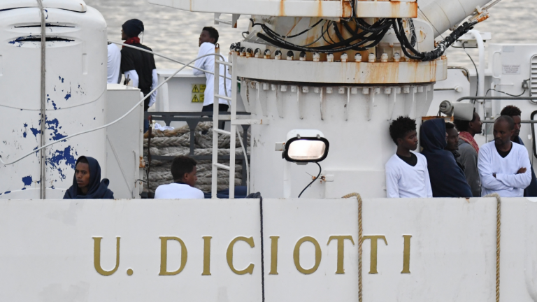 Şaisprezece migranţi de pe nava Diciotti au primit permisiunea de a debarca din cauza stării lor de sănătate