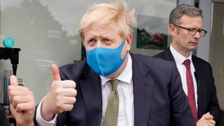 Boris Johnson le cere britanicilor să poarte mască în magazine