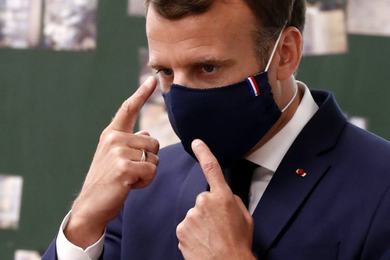Macron le cere francezilor să fie ‘mai vigilenţi’ în reuniunile private
