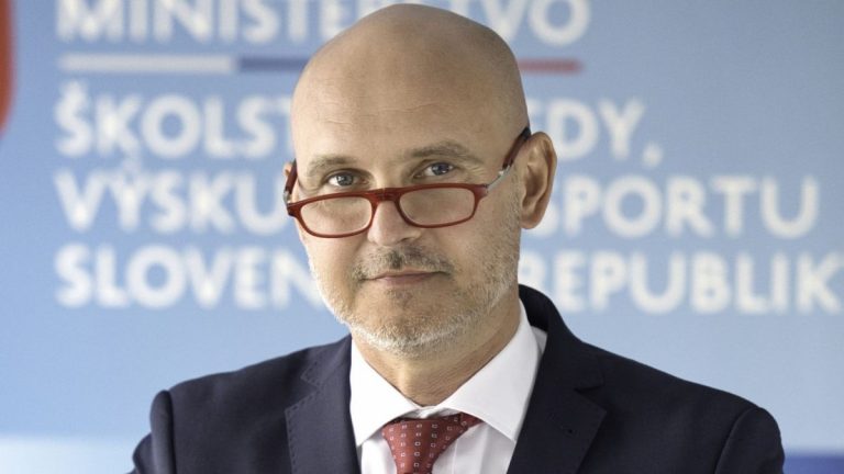 Ministrul slovac al educaţiei este acuzat de PLAGIAT