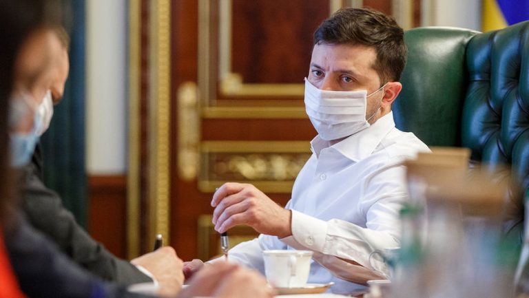 Zelenski s-a vaccinat împotriva COVID-19 pentru a le da încredere ucrainenilor sceptici faţă de vaccin