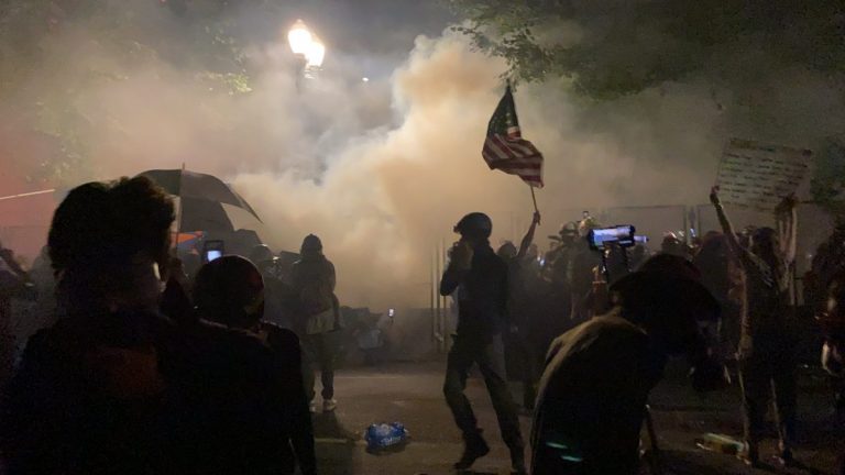 Manifestanţi înarmaţi cu puşti de asalt au ars steaguri americane la Portland
