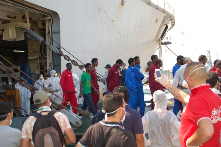 Autoritățile italiene au înghesuit pe o navă peste 350 de migranţi pentru carantină