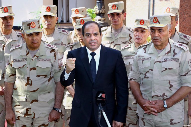Președintele Egiptului le interzice prin lege militarilor de carieră să intre în politică