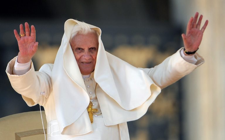 Cine sunt moştenitorii banilor papei Benedict al XVI-lea