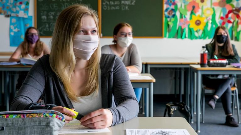 Circa 400 de elevi sunt zilnic infectaţi cu noul coronavirus în Republica Cehă