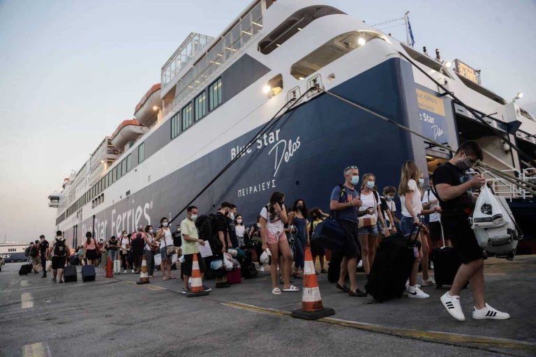 Masca devine OBLIGATORIE pe feriboturile și navele din Grecia