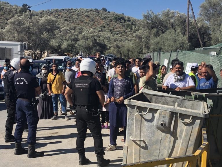 Poliţia greacă a evacuat în apropiere de Atena o clădire care adăpostea refugiaţi kurzi