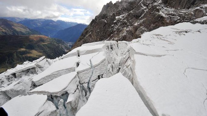 Poliţia italiană a confirmat moartea a 11 persoane în urma prăbuşirii gheţarului din Munţii Dolomiţi